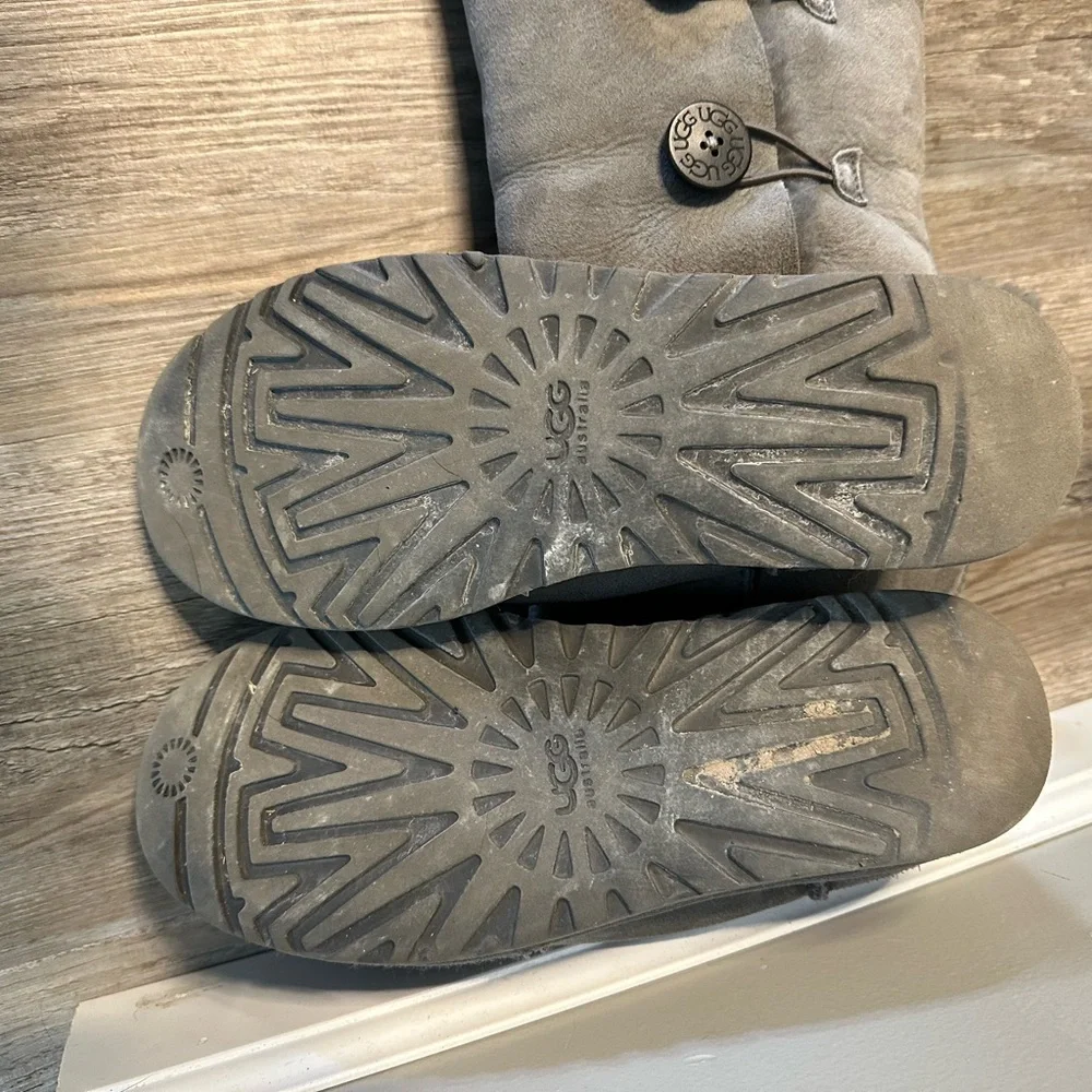UGG Bailey Triple Button Grey - Picture 5 of 8